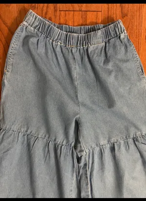 SHEIN high rise/ wide leg Flare light wash tiered denim jeans- Size 27***Med. high rise/ wide leg Flare light-wash tiered denim pants featuring a comfortable elastic waistband and a voluminous, multi-tiered design jeans- Size 27***Med - refer to measurements. gently warn& are in excellent condition. measurements approximately 11” waste x 39.5” long x 11” rise. Non smoking home. priced to sell at as is condition. Don’t like my price, make reasonable offer! And thank you for checking my closet. thumbnail 2