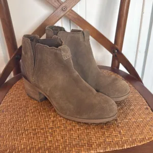 Clark’s Artisan Maypearl tan suede booties size 9.5 thumbnail 4