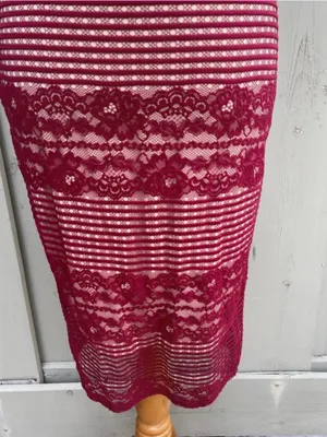 Guess Sleeveless Lace Midi Dress in Wine thumbnail 7