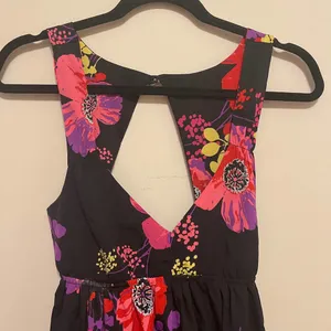 Roxy Love Seeker Black Floral Open Back Dress Size Medium thumbnail 4