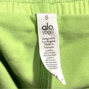 Alo Yoga Ambience Shorts Green Apple Small thumbnail 6