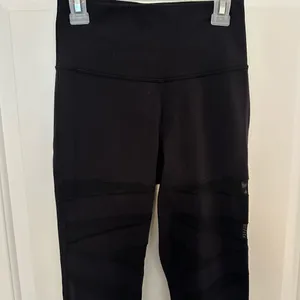 Lululemon leggings size  4 black thumbnail 3