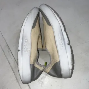 Oofos Oomg eeZee Low Shoes White Loafers Recovery Slip On Women's Size 8.5 thumbnail 9