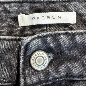 PacSun High Rise Black Mom Shorts • Raw Hem Acid Wash Denim - Size 27 thumbnail 4