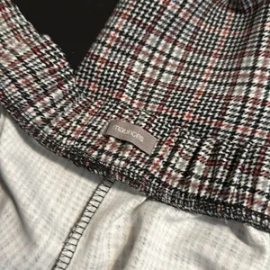Maurices Plaid Jogger‎ Pants Womens XL Long Red Black Zipper Pockets Elastic thumbnail 2