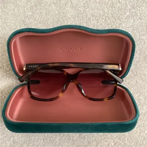 Gucci Oversized Tortoise Sunglasses thumbnail 2