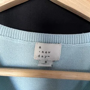 a‎ new day blue short sleeved knit top women's size small shirt vintage design thumbnail 3