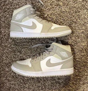 Air Jordan 1 Mid ‘College Grey’ thumbnail 1
