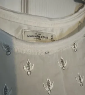Abercrombie & Fitch Cream Embroidered 3/4 shirt is a size XS. thumbnail 2