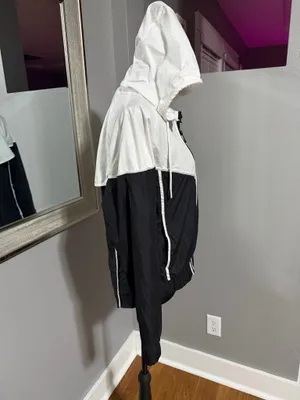 Nike Sportswear Windrunner women's white& black jacket size XS. thumbnail 3