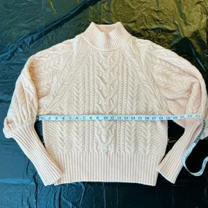 Nice  BCBG MAXAZRIA sweater 🍑🍑 thumbnail 8