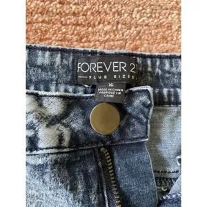 Forever 21 Plus Size 16 Denim Shorts Gray Acid Wash Beaded Aztec Sides Raw Hem thumbnail 2