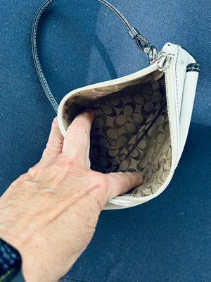 Vintage Y2K Coach Soho Cream Off White Leather Buckle Pocket Wristlet Bag thumbnail 7