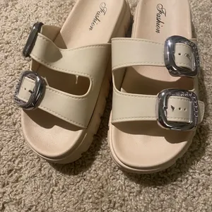 New Without Tag Beige Rubber Ssndals Size 6.5 thumbnail 3