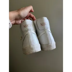 Nike Blazer Mid 77 Womens White Leather High Top Sneakers Suede Retro Streetwear thumbnail 3