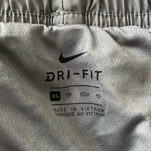 Nike Women's Size XS Dri-FIT Tempo Mid-Rise Brief-Lined Running Shorts Gray thumbnail 4