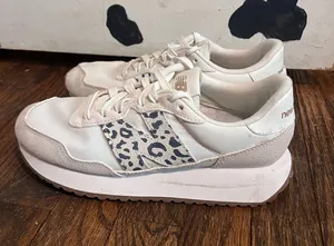 Women’s New Balance Sneakers thumbnail 1