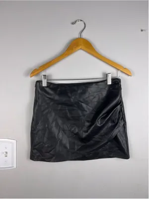 Zara Black Faux Leather Draped Mini Skirt M Vegan Leather Ruched Goth Glam thumbnail 2