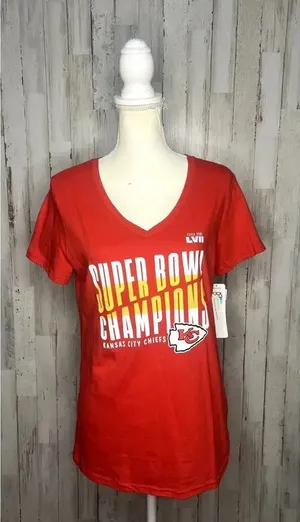 NWT Kansas‎ City Chiefs Women's Medium Red Super Bowl LVII Champions V-Neck Tee thumbnail 1