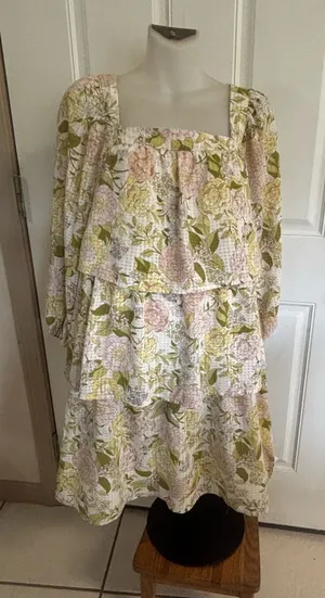 Med Who What Wear tiered white/pink floral square neck 3/4 sleeve dress. thumbnail 1