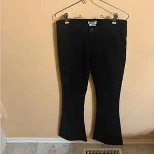 L’Agence Elysee Low Rise Flare Jeans in Noir thumbnail 3