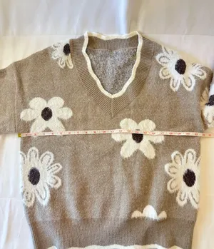 Boutique long sleeve flower women’s medium V-neck sweater thumbnail 2