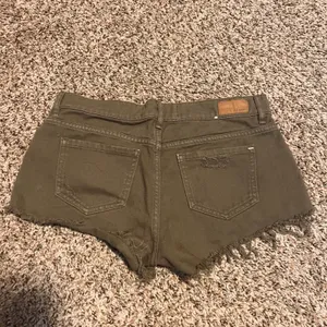 Garage‎ Olive Green Distressed Denim Shorts | Size 01 | Ripped Raw Hem thumbnail 6