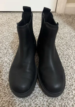 EUC UGG women’s black leather Markstrum booties thumbnail 1