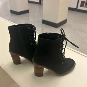 Boots Women’s Black Lace-Up Block Heel Ankle Boots Madden Girl 8M thumbnail 5