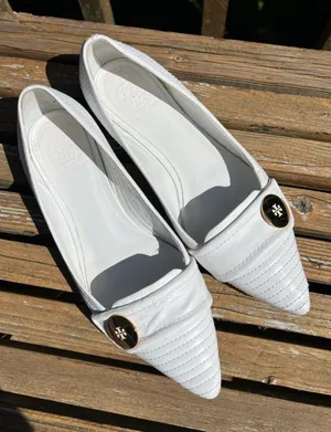 Tory Burch pointed-toe Stiched Gold Tone Logo flats white leather size 8 thumbnail 1