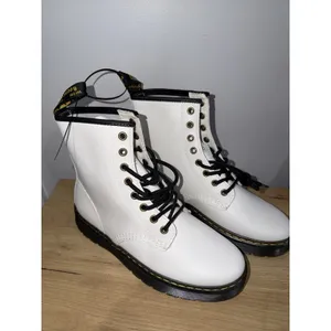 Dr. Martens BRAND NEW WOMAN AIR WAIR ZAVALA COMBAT BOOTS - SIZE 7 thumbnail 2