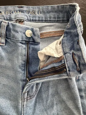 American Eagle Ripped Jeans Mom thumbnail 4