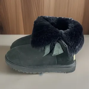 UGG Australia Daelynn Winter Boots Womens Size 8 EUR 39 Black Leather Sheepskin thumbnail 4