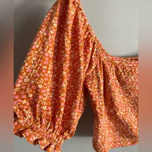 Billabong NWT Orange Ditsy Floral Puff Sleeve Smocked Crop Top L thumbnail 2