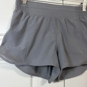 Lululemon Hotty Hot Short II Women 6 Gray Low Rise 2.5 Inseam Mesh Venting thumbnail 3
