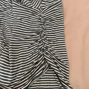 WHBM sz M grey&white stripped sleeveless rouched sides knit top EUC thumbnail 5
