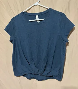 Lululemon T-shirt thumbnail 1