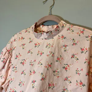 Anthropologie Pink Floral Puff Sleeve Open Back Ruffle Crop Top Mock Neck thumbnail 2