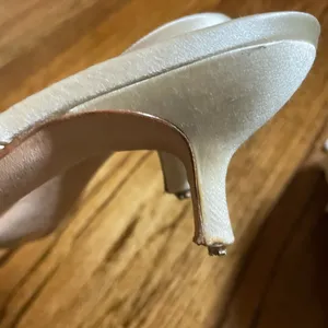 Vera Wang Mules Size 38.5 Ivory Satin Kitten Heels Lace Up (Flawed) thumbnail 5