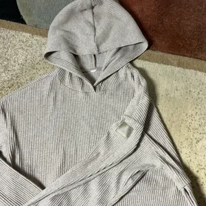Alo Yoga Muse Ribbed Cropped Hoodie Womens S Gravel Heather Athleisure thumbnail 2