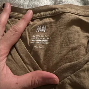 US LG H&M V neck Coupe fitted light brown T shirt thumbnail 3