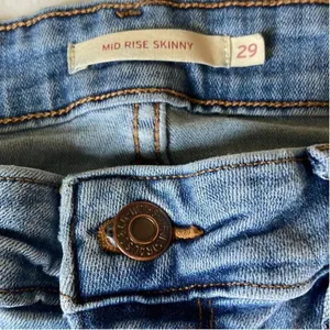 Levis Mid-Rise Skinny Blue Jeans Distressed with Fringed Cuffs Size 29 thumbnail 3