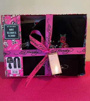 Ed Hardy Hat,Scarf And Gloves Gift Set thumbnail 1