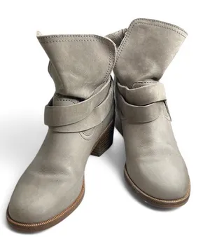 UGG Australia Elora Sahara Genuine Smooth Leather Stacked Heel Ankle Boot Size 5 thumbnail 1