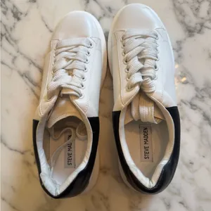 NWOT Steve Madden Gaines White/Black Faux Leather Platform Sneakers Women’s 11M thumbnail 2