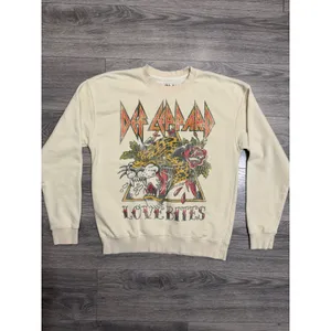 Def Leppard Love Bites Graphic Sweatshirt S Cream Goodie Two Sleeves Oversized thumbnail 8