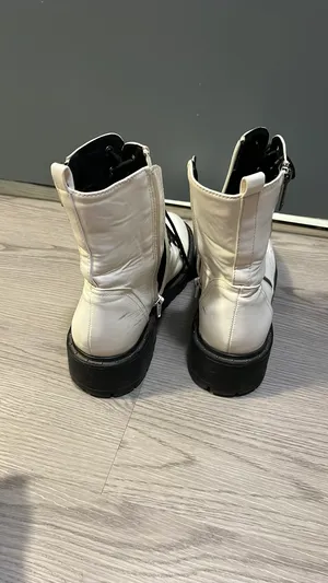 Boots White Size 9 thumbnail 4