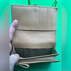A Really sweet Beige Light Tan Y2K Coach Snap Leather Coach ID Wallet thumbnail 4