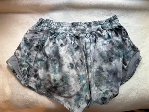 Lululemon Hotty Hot 2.5" Shorts thumbnail 2