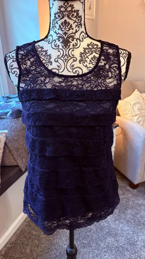 And Taylor size medium, navy blue lace sleeveless top thumbnail 4